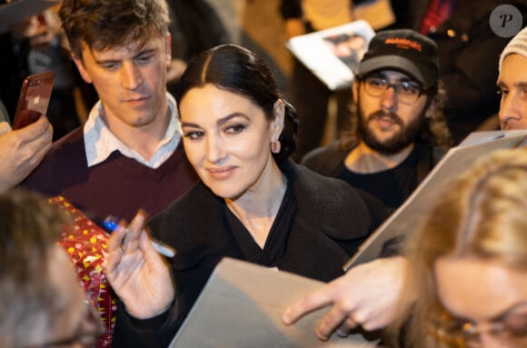 L'actrice Monica Bellucci signe des autographes à la sortie du théâtre du Châtelet après sa représentation de la pièce "Maria Callas. Lettres et Mémoires" le 15 novembre 2022 à Paris, France. Elle s'est ensuite rendue dans un restaurant pour dîner. Photo by ABACAPRESS.COM