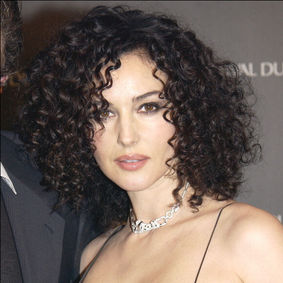 L'actrice italienne Monica Bellucci assiste à la cérémonie d'ouverture du 19ème Festival du Film de Paris avec la projection du film Agents secrets de Frédéric Schoendoerffer avec Vincent Cassel et Monica Bellucci à l'UGC Normandie à Paris le 29 mars 2004. Photo par Serge Arnal/ABACA.