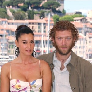 © Hahn-Nebinger-Petit/ABACA. Cannes-France, 24/5/2002. L'actrice Monica Bellucci & ; son mari l'acteur Vincent Cassel posent pour les photographes lors d'un photocall pour le film 'Irréversible' réalisé par Gaspar Noe pendant le 55ème Festival de Cannes.