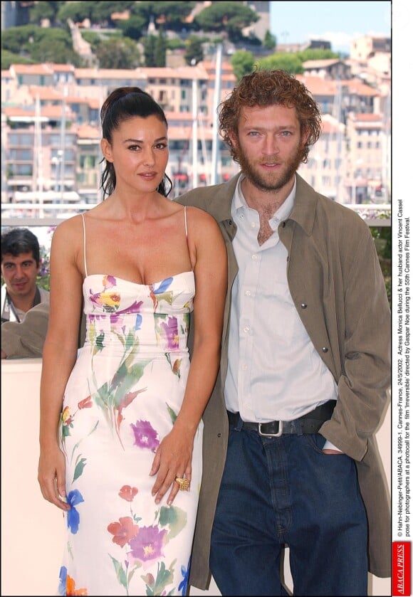 © Hahn-Nebinger-Petit/ABACA. Cannes-France, 24/5/2002. L'actrice Monica Bellucci & ; son mari l'acteur Vincent Cassel posent pour les photographes lors d'un photocall pour le film 'Irréversible' réalisé par Gaspar Noe pendant le 55ème Festival de Cannes.