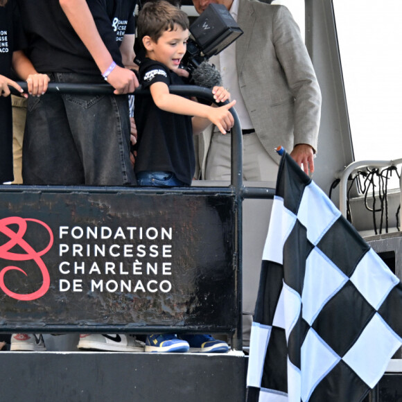 La princesse Charlene de Monaco a assisté à la descente en apnee de l'ancien champion du monde Pierre Frolla qui a recuperé le drapeau du grand prix de formule 1 de Monaco et le lui a remis, dans la baie de Monaco, le 22 mai 2024. La princesse accompagnée par son frère Gareth Wittstock qui a lui aussi plongé avec Pierre Frolla a signé le drapeau à damiers du Grand Prix de F1. L'opération Poseïdon en partenariat avec la Fondation Princesse Charlene va tendre à sensibiliser durant toute la période du Granc Prix, le public aux risques de noyades et aux gestes qui sauvent. © Bruno Bebert/Bestimage 