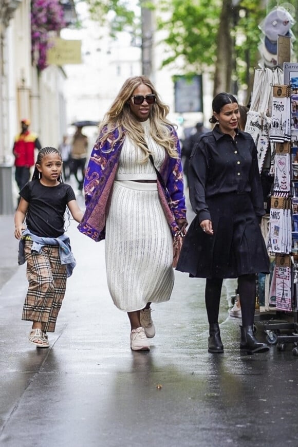 Elle avait rendez-vous à la Maison Lutétia. Exclusif - Serena Williams avec sa fille Olympia dans les rue de Paris.