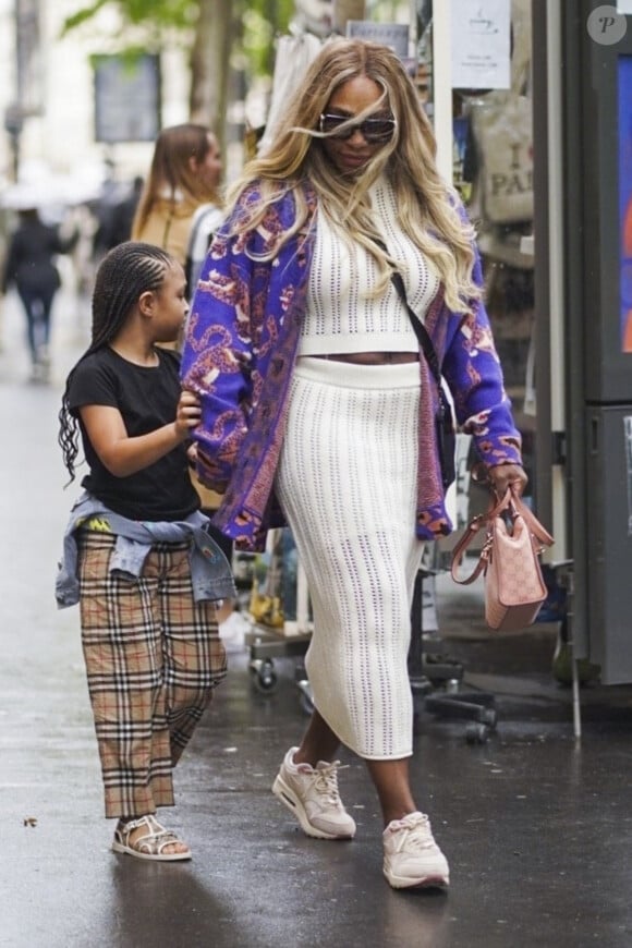 "Je le fais au niveau du ventre pour retrouver de l'élasticité après ma grossesse."
Exclusif - Serena Williams avec sa fille Olympia dans les rue de Paris.