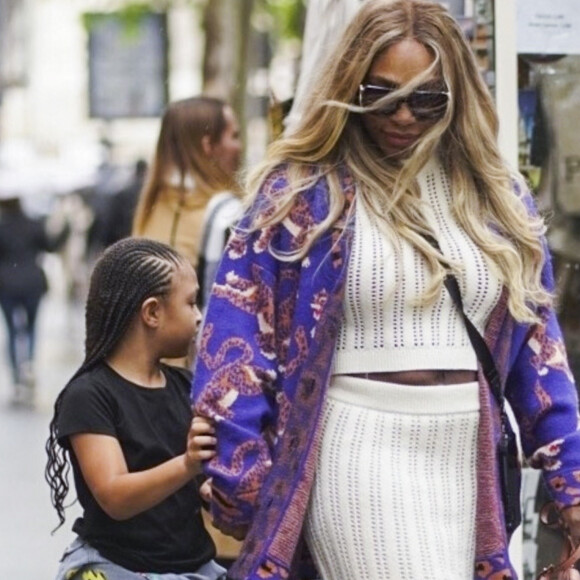 "Je le fais au niveau du ventre pour retrouver de l'élasticité après ma grossesse."
Exclusif - Serena Williams avec sa fille Olympia dans les rue de Paris.