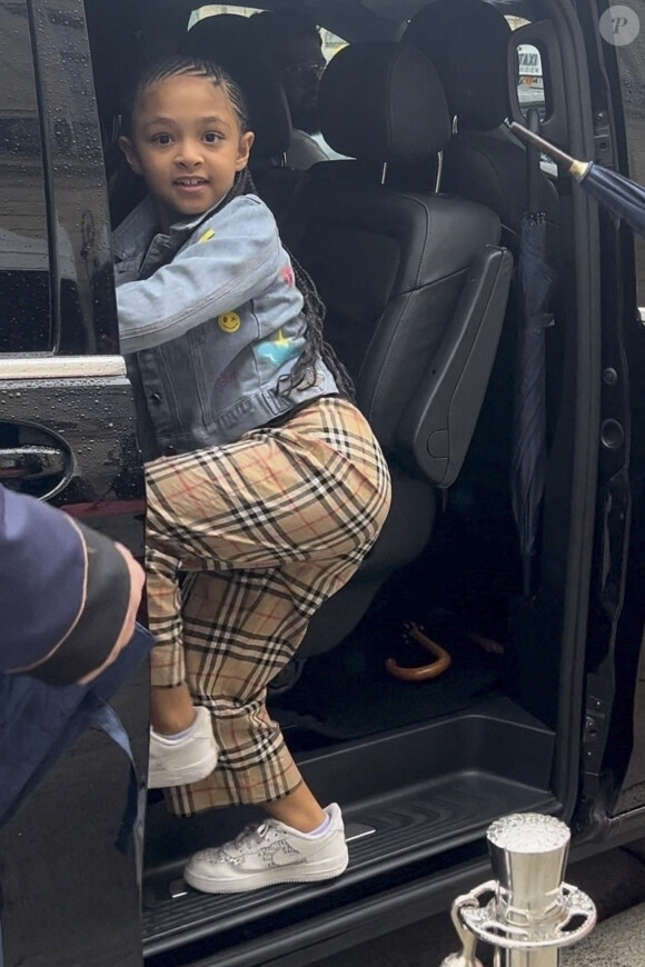 Exclusif - Serena Williams et sa fille Alexis Olympia Ohanian Jr. à la sortie de l'hôtel Ritz à Paris. Le 28 mai 2024 