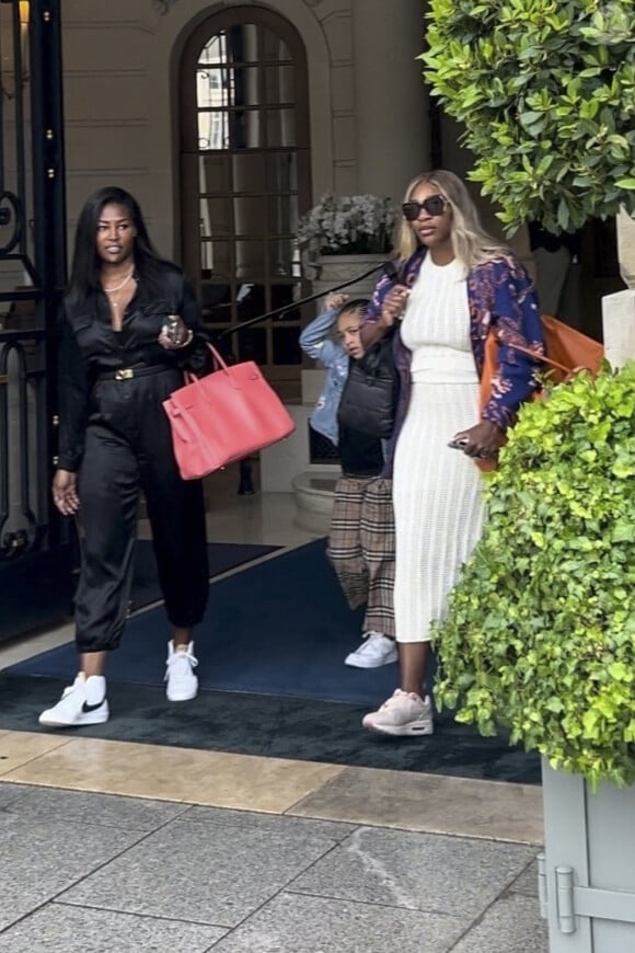 Exclusif - Serena Williams et sa fille Alexis Olympia Ohanian Jr. à la sortie de l'hôtel Ritz à Paris. Le 28 mai 2024 