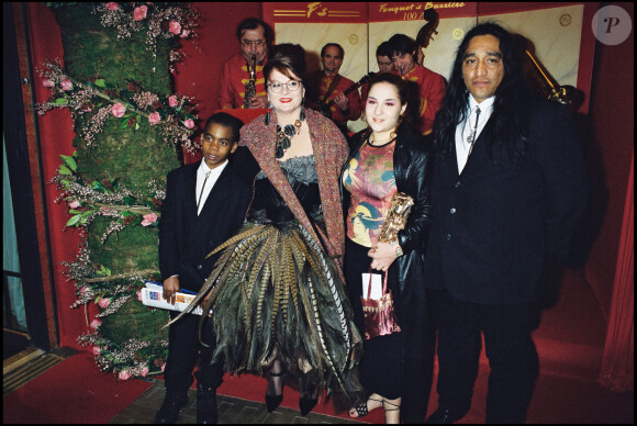 Ses enfants et son mari George Aguilar étaient d'ailleurs présents dans la salle
Josiane Balasko recevant son César d'honneur en 2000, posant avec ses enfants Marilou Berry et Rudy ainsi que son compagnon George Aguilar