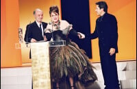 Josiane Balasko recevant son César d'honneur des mains de Claude Berri en 2000