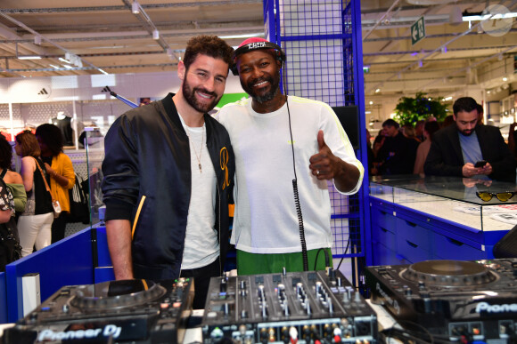 Cyril Benzaquen et Djibril Cissé lors de l'inauguration d'un magasin Intersport Paris République à Paris le 5 juin 2024. © Veeren / Bestimage 