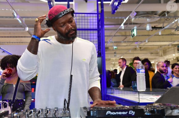 Ainsi que d'un Djibril Cissé aux platines.
Djibril Cissé lors de l'inauguration d'un magasin Intersport Paris République à Paris le 5 juin 2024. © Veeren / Bestimage 