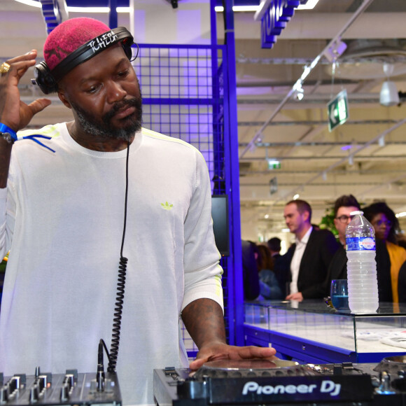 Ainsi que d'un Djibril Cissé aux platines.
Djibril Cissé lors de l'inauguration d'un magasin Intersport Paris République à Paris le 5 juin 2024. © Veeren / Bestimage 