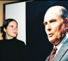 C'est devant son restaurant éponyme que sera prise la photo de François Mitterrand avec sa fille Mazarine, dévoilant son existence au monde entier.
Mazarine Pingeot devant une affiche de son père François Mitterrand.