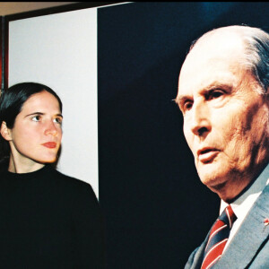 C'est devant son restaurant éponyme que sera prise la photo de François Mitterrand avec sa fille Mazarine, dévoilant son existence au monde entier.
Mazarine Pingeot devant une affiche de son père François Mitterrand.