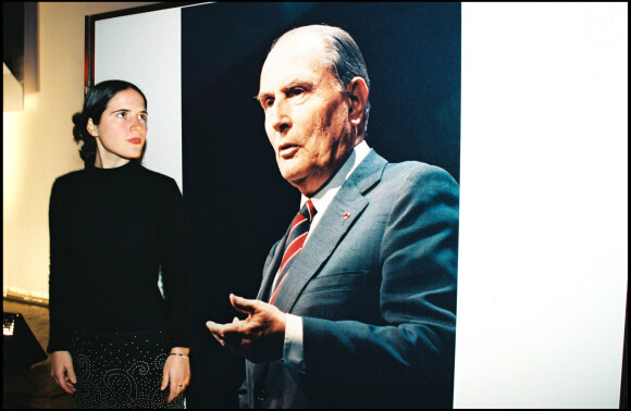 C'est devant son restaurant éponyme que sera prise la photo de François Mitterrand avec sa fille Mazarine, dévoilant son existence au monde entier.
Mazarine Pingeot devant une affiche de son père François Mitterrand.