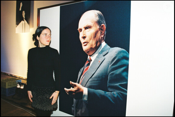 Mazarine Pingeot est issue de la relation entre l'historienne Anne Pingeot et François Mitterrand.
Mazarine Pingeot devant une affiche de son père François Mitterrand.