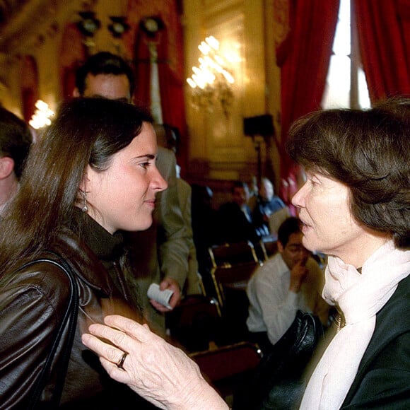 François Mitterrand était à l'époque marié à Danielle avec qui il a eu deux enfants, Jean-Christophe et Gilbert.
Mazarine Pingeot et Danielle Mitterrand.