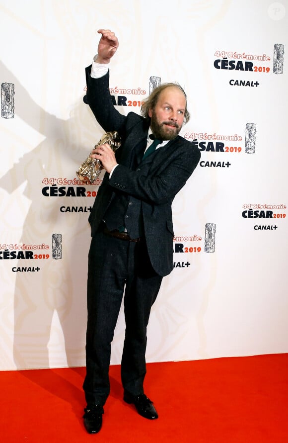 Philippe Katerine avec son César du meilleur acteur dans un second rôle pour le film Le Grand Bain lors de la 44e cérémonie des César à la salle Pleyel à Paris le 22 février 2019 © Borde-Jacovides / Bestimage