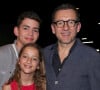"Le secret ? Je ne sais pas s'il y a un secret. En fait c'est très difficile. Je pense c'est le métier le plus difficile au monde, d'être parent. Et beaux-parents. Et le secret, c'est de leur donner du temps, quoi".
Dany Boon (réalisateur du film) avec sa fille Sarah qu'il a fait jouer dans le film et son fils Eytan - Avant-première du film "La Vie pour de vrai" au cinéma Pathé Wepler à Paris le 18 avril 2023. © Bertrand Rindoff / Bestimage