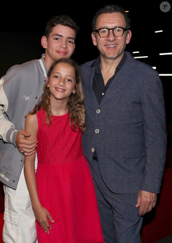 "Le secret ? Je ne sais pas s'il y a un secret. En fait c'est très difficile. Je pense c'est le métier le plus difficile au monde, d'être parent. Et beaux-parents. Et le secret, c'est de leur donner du temps, quoi".
Dany Boon (réalisateur du film) avec sa fille Sarah qu'il a fait jouer dans le film et son fils Eytan - Avant-première du film "La Vie pour de vrai" au cinéma Pathé Wepler à Paris le 18 avril 2023. © Bertrand Rindoff / Bestimage