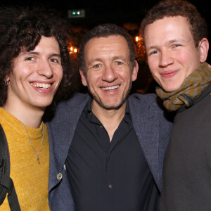 "Très, ravi oui. Oui oui très heureux surtout d'avoir des enfants qui ont de l'empathie pour les autres, qui sont ouverts au monde."
Exclusif - Dany Boon et ses fils Mehdi et Noé - Avant-première du film "La Vie pour de vrai" au cinéma Pathé Wepler à Paris