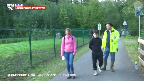 Plusieurs éléments troublants pourraient indiquer que des personnes en voulaient à Lina et souhaitaient la faire disparaître.
Tao le petit-ami de Lina avec la mère de cette dernière - BFMTV