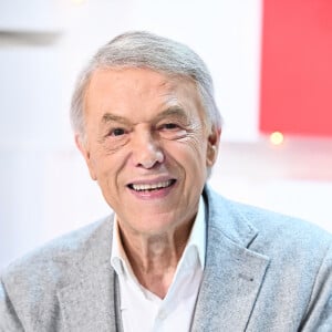 Salvatore Adamo lors de l'enregistrement de l'émission "Vivement dimanche" au Studio Gabriel à Paris, présentée par M.Drucker et diffusée le 16 juin sur France 3