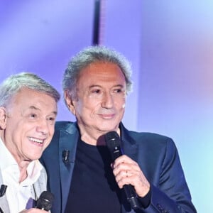 Salvatore Adamo et Michel Drucker pendant l'enregistrement de l'émission "Vivement dimanche" au Studio Gabriel à Paris, présentée par M.Drucker et diffusée le 16 juin sur France 3