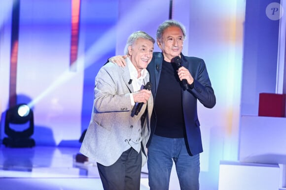 Salvatore Adamo et Michel Drucker pendant l'enregistrement de l'émission "Vivement dimanche" au Studio Gabriel à Paris, présentée par M.Drucker et diffusée le 16 juin sur France 3