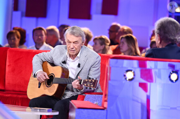 Salvatore Adamo lors de l'enregistrement de l'émission "Vivement dimanche" au Studio Gabriel à Paris, présentée par M.Drucker et diffusée le 16 juin sur France 3