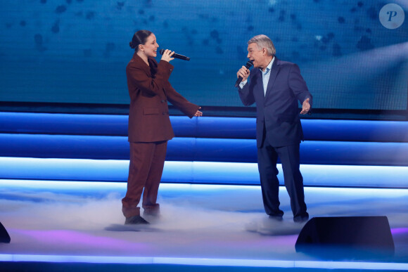 Anne Sila et Salvatore Adamo chantent "Tombe la neige" lors de l'enregistrement de l'émission "Tout le monde chante contre le cancer, les stars relèvent le défi" au Dôme de Paris, le 22 novembre 2022