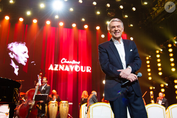 Salvatore Adamo pendant l'enregistrement de l'émission "Chantons Aznavour" aux Folies Bergère à Paris, diffusée le 10 décembre à 21h05 sur France 3