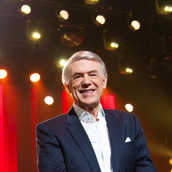 Salvatore Adamo pendant l'enregistrement de l'émission "Chantons Aznavour" aux Folies Bergère à Paris, diffusée le 10 décembre à 21h05 sur France 3