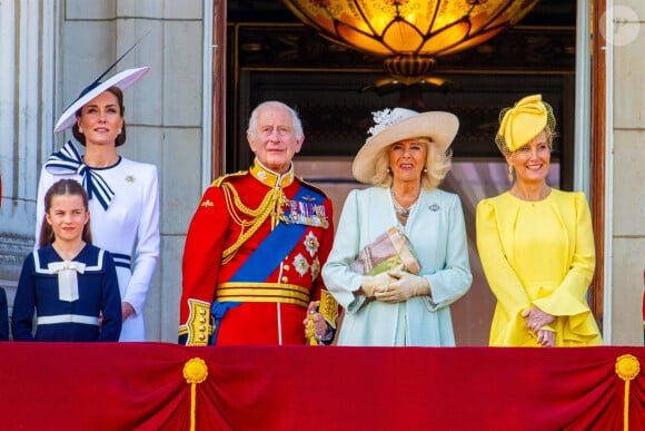 Les membres de la famille royale britannique au balcon du Palais de Buckingham lors de la parade militaire "Trooping the Colour" à Londres le 15 juin 2024