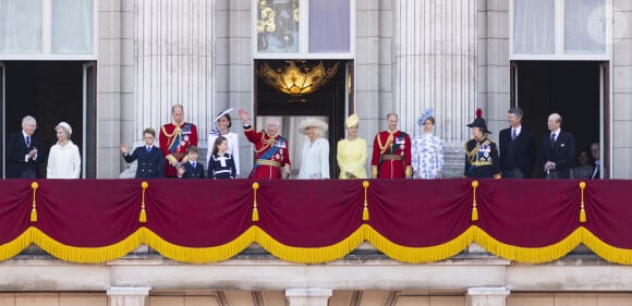 et qu'elle s'est affichée radieuse entourée de ses proches
Le prince William, prince de Galles, Catherine (Kate) Middleton, princesse de Galles, le prince George de Galles, le prince Louis de Galles, la princesse Charlotte de Galles, le roi Charles III d'Angleterre, Camilla Parker Bowles, reine consort d'Angleterre, Sophie Rhys-Jones, duchesse d'Edimbourg, le prince Edward, duc d'Edimbourg, Louise Mountbatten-Windsor (Lady Louise Windsor), la princesse Anne, son mari Timothy Laurence et Le prince Edward, duc de Kent - Les membres de la famille royale britannique au balcon du Palais de Buckingham lors de la parade militaire "Trooping the Colour" à Londres, Royaume Uni, le 15 juin 2024. © Ian Vogler/MirrorPix/Bestimage