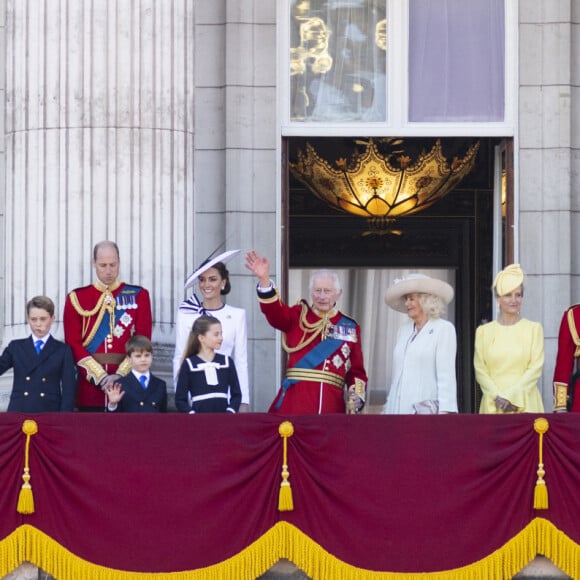 et qu'elle s'est affichée radieuse entourée de ses proches
Le prince William, prince de Galles, Catherine (Kate) Middleton, princesse de Galles, le prince George de Galles, le prince Louis de Galles, la princesse Charlotte de Galles, le roi Charles III d'Angleterre, Camilla Parker Bowles, reine consort d'Angleterre, Sophie Rhys-Jones, duchesse d'Edimbourg, le prince Edward, duc d'Edimbourg, Louise Mountbatten-Windsor (Lady Louise Windsor), la princesse Anne, son mari Timothy Laurence et Le prince Edward, duc de Kent - Les membres de la famille royale britannique au balcon du Palais de Buckingham lors de la parade militaire "Trooping the Colour" à Londres, Royaume Uni, le 15 juin 2024. © Ian Vogler/MirrorPix/Bestimage
