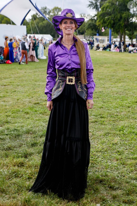 tout comme Sophie Thalmann rayonnante en violet
Sophie Thalmann au prix de Diane à l'hippodrome de Chantilly, France, le 16 juin 2024