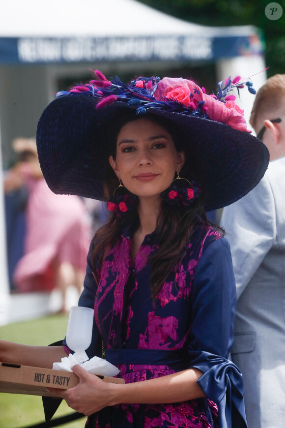 Camila Pinzon (Miss monde Colombie 2022) dans une robe Christophe Guillarmé au prix de Diane à l'hippodrome de Chantilly, France, le 16 juin 2024