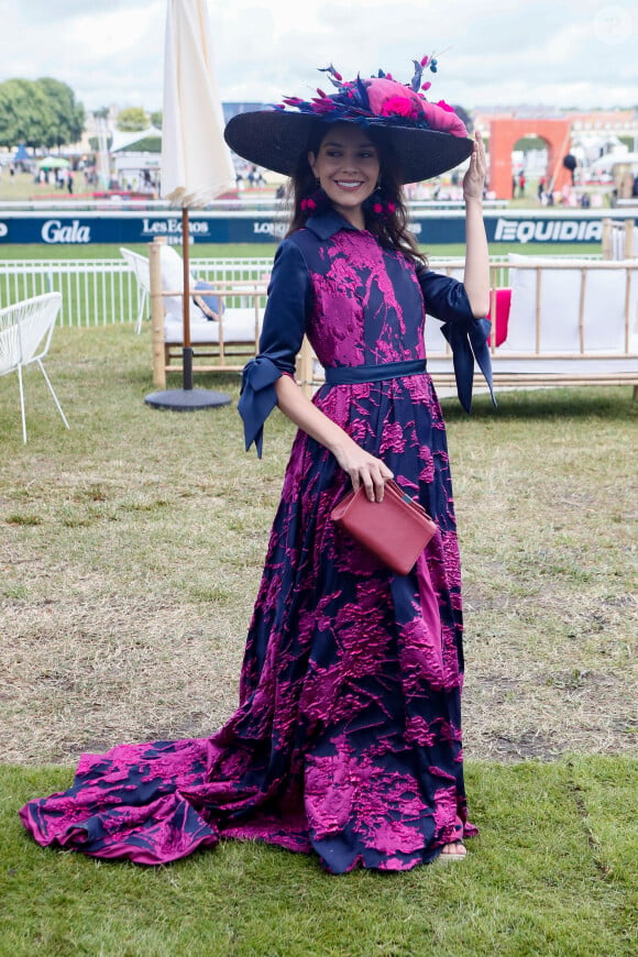 Une autre Miss a fait le déplacement, mais Miss Monde 2022 originaire de Colombie
Camila Pinzon (Miss monde Colombie 2022) dans une robe Christophe Guillarmé au prix de Diane à l'hippodrome de Chantilly, France, le 16 juin 2024