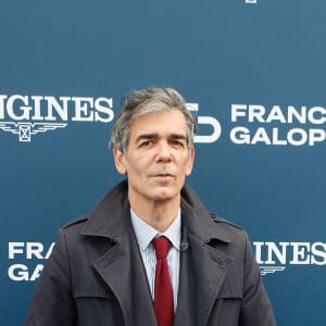 Le journaliste Xavier de Moulins a dérogé à la règne du prix de Diane en ne portant pas de chapeau
Xavier de Moulins au prix de Diane à l'hippodrome de Chantilly, France, le 16 juin 2024