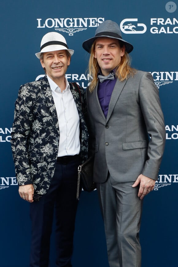 Christophe Guillarmé et son mari Thierry Marsaux au prix de Diane à l'hippodrome de Chantilly, France, le 16 juin 2024