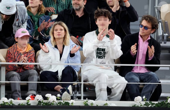 Le chanteur Raphaël, sa compagne Mélanie Thierry et leurs enfants Roman et Aliocha Haroche - Les célébrités dans les tribunes des Internationaux de France de tennis de Roland Garros 2024 à Paris, le 29 mai 2024. © Jacovides / Moreau / Bestimage 