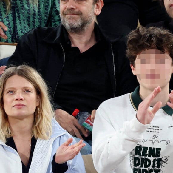 Le chanteur Raphaël, sa compagne Mélanie Thierry et leurs enfants Roman et Aliocha Haroche - Les célébrités dans les tribunes des Internationaux de France de tennis de Roland Garros 2024 à Paris, le 29 mai 2024. © Jacovides / Moreau / Bestimage 