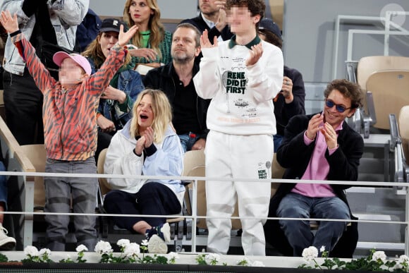 Le chanteur Raphaël, sa compagne Mélanie Thierry et leurs enfants Roman et Aliocha Haroche - Les célébrités dans les tribunes des Internationaux de France de tennis de Roland Garros 2024 à Paris, le 29 mai 2024. © Jacovides / Moreau / Bestimage 