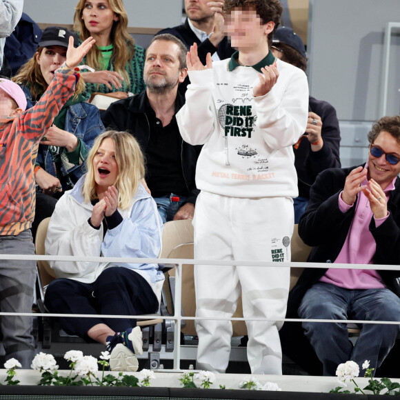 Le chanteur Raphaël, sa compagne Mélanie Thierry et leurs enfants Roman et Aliocha Haroche - Les célébrités dans les tribunes des Internationaux de France de tennis de Roland Garros 2024 à Paris, le 29 mai 2024. © Jacovides / Moreau / Bestimage 