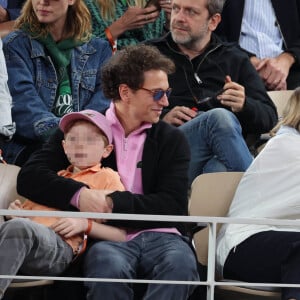 Le chanteur Raphaël, sa compagne Mélanie Thierry et leurs enfants Roman et Aliocha Haroche - Les célébrités dans les tribunes des Internationaux de France de tennis de Roland Garros 2024 à Paris, le 29 mai 2024. © Jacovides / Moreau / Bestimage 