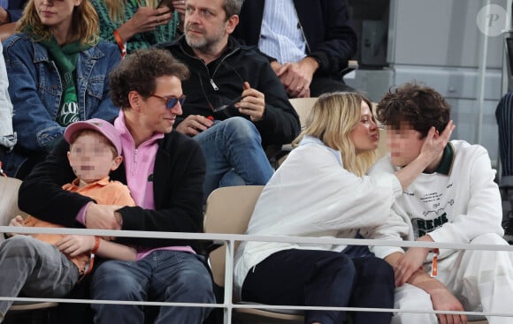 Le chanteur Raphaël, sa compagne Mélanie Thierry et leurs enfants Roman et Aliocha Haroche - Les célébrités dans les tribunes des Internationaux de France de tennis de Roland Garros 2024 à Paris, le 29 mai 2024. © Jacovides / Moreau / Bestimage 