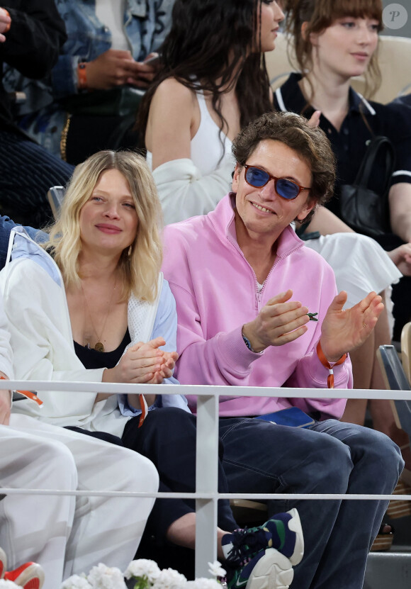 Mélanie Thierry et son compagnon, le chanteur Raphaël - Les célébrités dans les tribunes des Internationaux de France de tennis de Roland Garros 2024 à Paris, le 29 mai 2024. © Jacovides / Moreau / Bestimage 