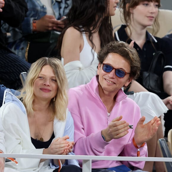 Mélanie Thierry et son compagnon, le chanteur Raphaël - Les célébrités dans les tribunes des Internationaux de France de tennis de Roland Garros 2024 à Paris, le 29 mai 2024. © Jacovides / Moreau / Bestimage 