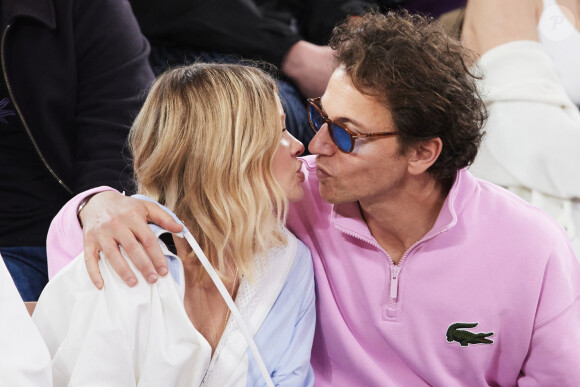 Mélanie Thierry et son compagnon le chanteur Raphaël - Célébrités dans les tribunes des Internationaux de France de tennis de Roland Garros 2024 à Paris, le 29 mai 2024. © Moreau / Jacovides / Bestimage 