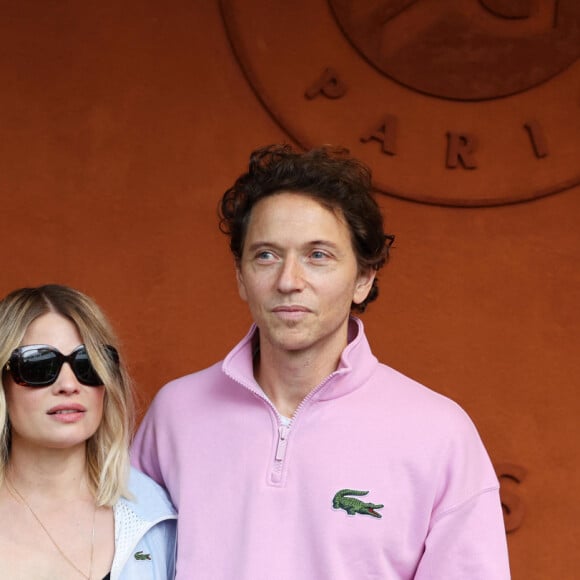 Mélanie Thierry et son compagnon, le chanteur Raphaël - Les célébrités au village lors des Internationaux de France de tennis de Roland Garros 2024 à Paris. Le 29 mai 2024. © Jacovides-Moreau / Bestimage 